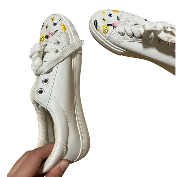 White embroidered floral sneakers with lace up design - Picture 4 of 4